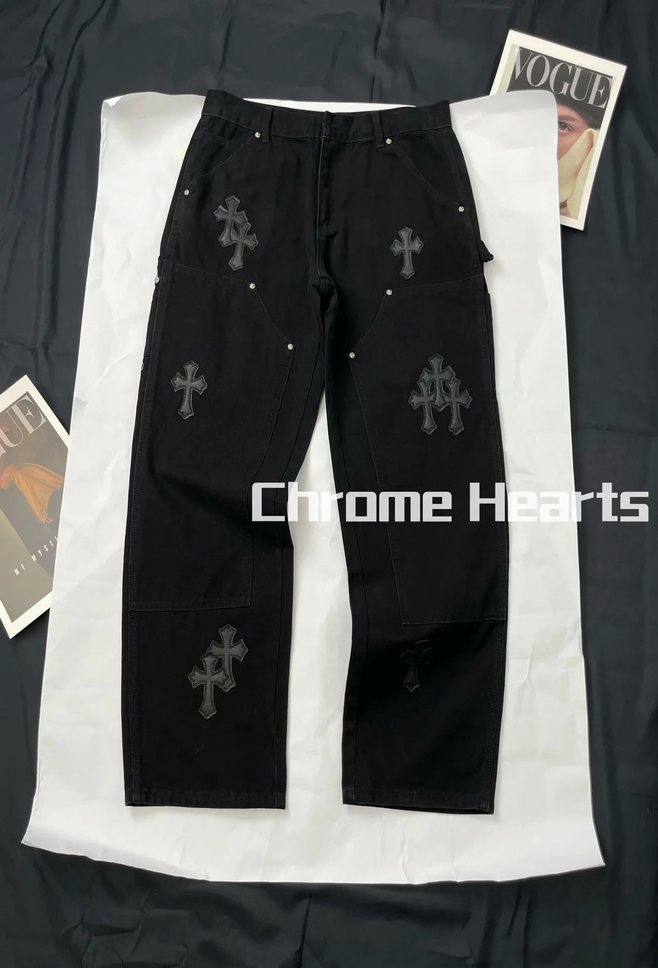 🅿️290 Correct version Item number: C02 Chrome Hearts CH double knee cross patch leather b01 version logging pants straight leg Sanskrit overalls, W level cabinet, patchwork cross pattern embellishment, high waist washed jeans! ! Absolutely high-end luxury products, 1.9W level god-level single products, super popular products, made with top heavy industry, a magic weapon that cannot be missed. About Zangyin, this is an extremely luxurious fashion brand, which can also be called the aristocrats of the high street. It has always been an exclusive brand for some hipsters or rich second generation. Compared with ordinary high streets, it is more luxurious and noble. Compared with luxury brands, it has a more fashionable personality and has always been a brand that I have a special liking for. Imported yarn is custom-woven into a high-density twill canvas, which ensures a crisp silhouette and a very delicate hand feel. It follows the B01 classic silhouette, with a crisp and stylish upper body. The ready-made garments are stone-milled and fermented, so they can be matched with any style. Buttons and zippers are made of authentic YKK retro metal products. Double-layer canvas on the front knees has perfect details. All hardware is customized.  Color #Black Size #S-XL S Waist 77 Hips 102 Length 102 Opening 20 M Waist 81 Hips 106 Length 104 Opening 21 L Waist 85 Hips 110 Length 106 Opening 21.5 xL Waist 90 Hips 114 Length 108 Opening 22